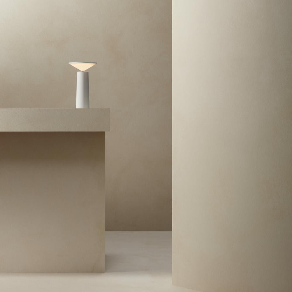 Modern Table Lamp | LED Light · Homefinn